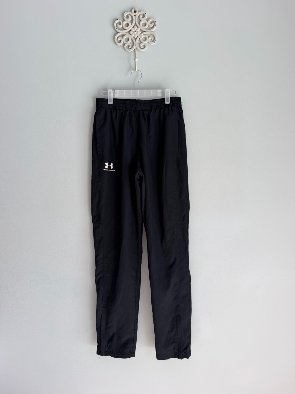 Under Armour Men’s Black Athletic Track Pants with zip open legs. Medium